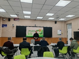 会议室里的人们

AI 生成的内容可能不正确。